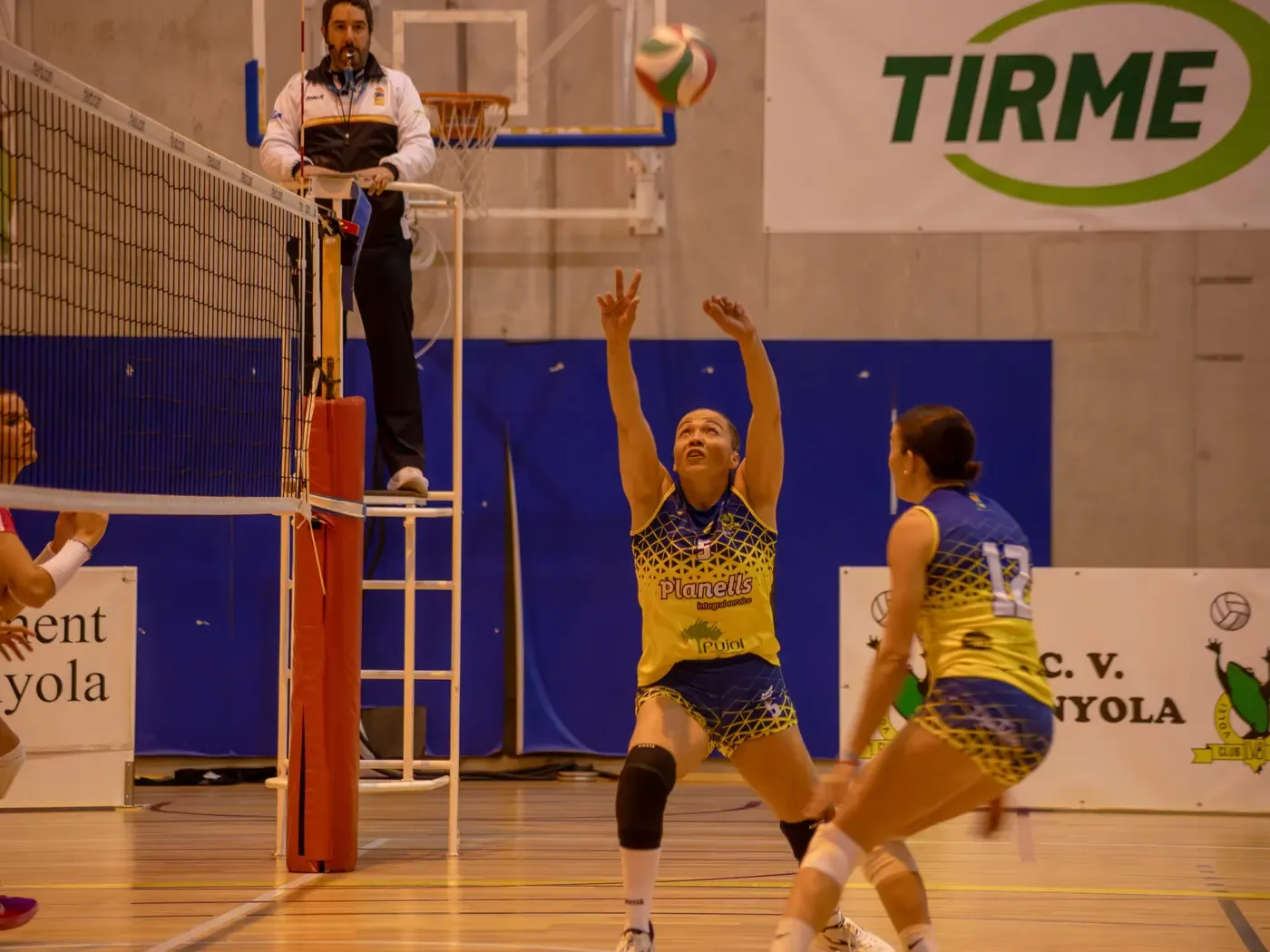 Kelly col·locant en un partit de Primera Nacional