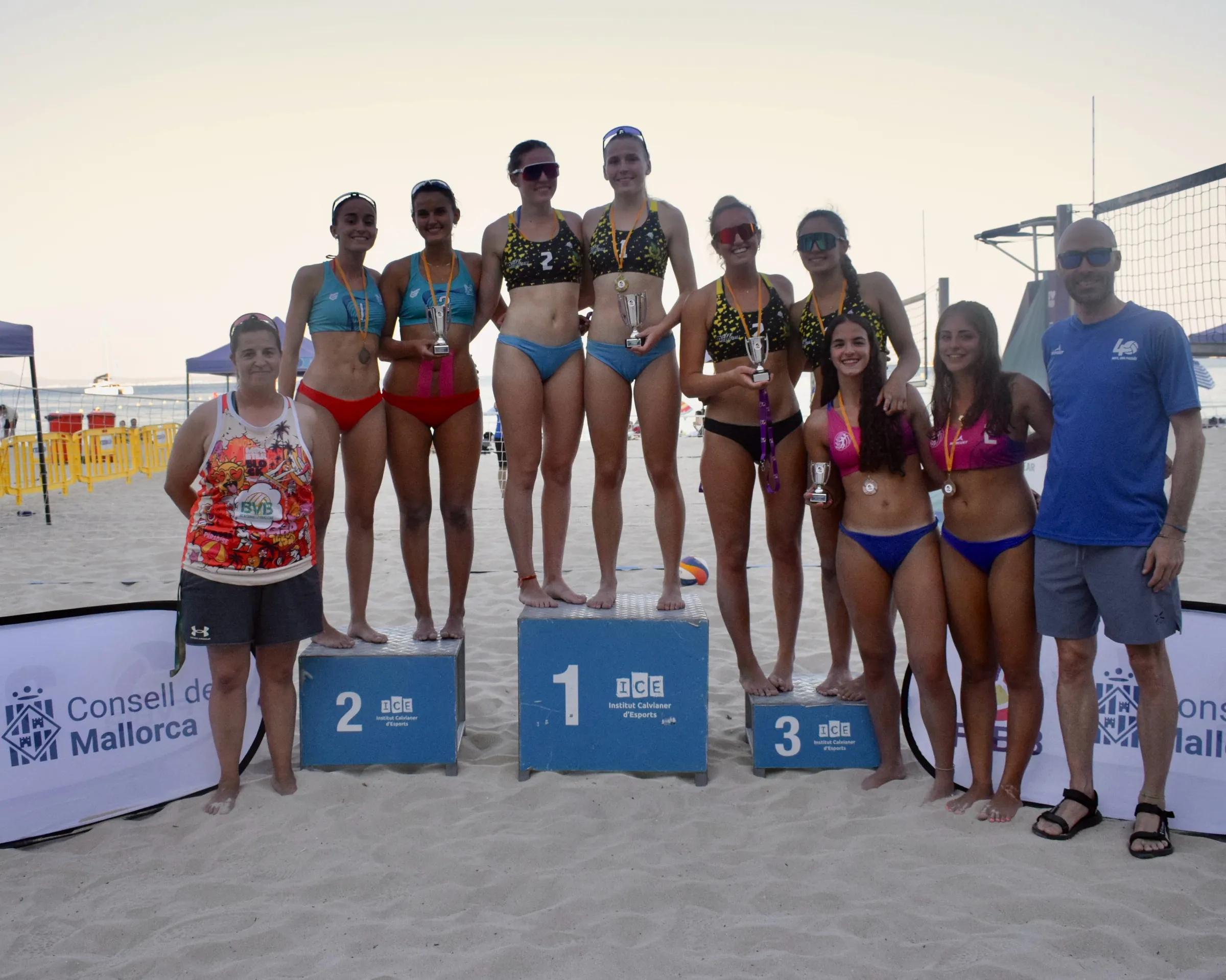 El podi del Campionat de Balears sub-19, amb dues parelles del CV Bunyola. Foto: Federació de Voleibol de les Illes Balears.