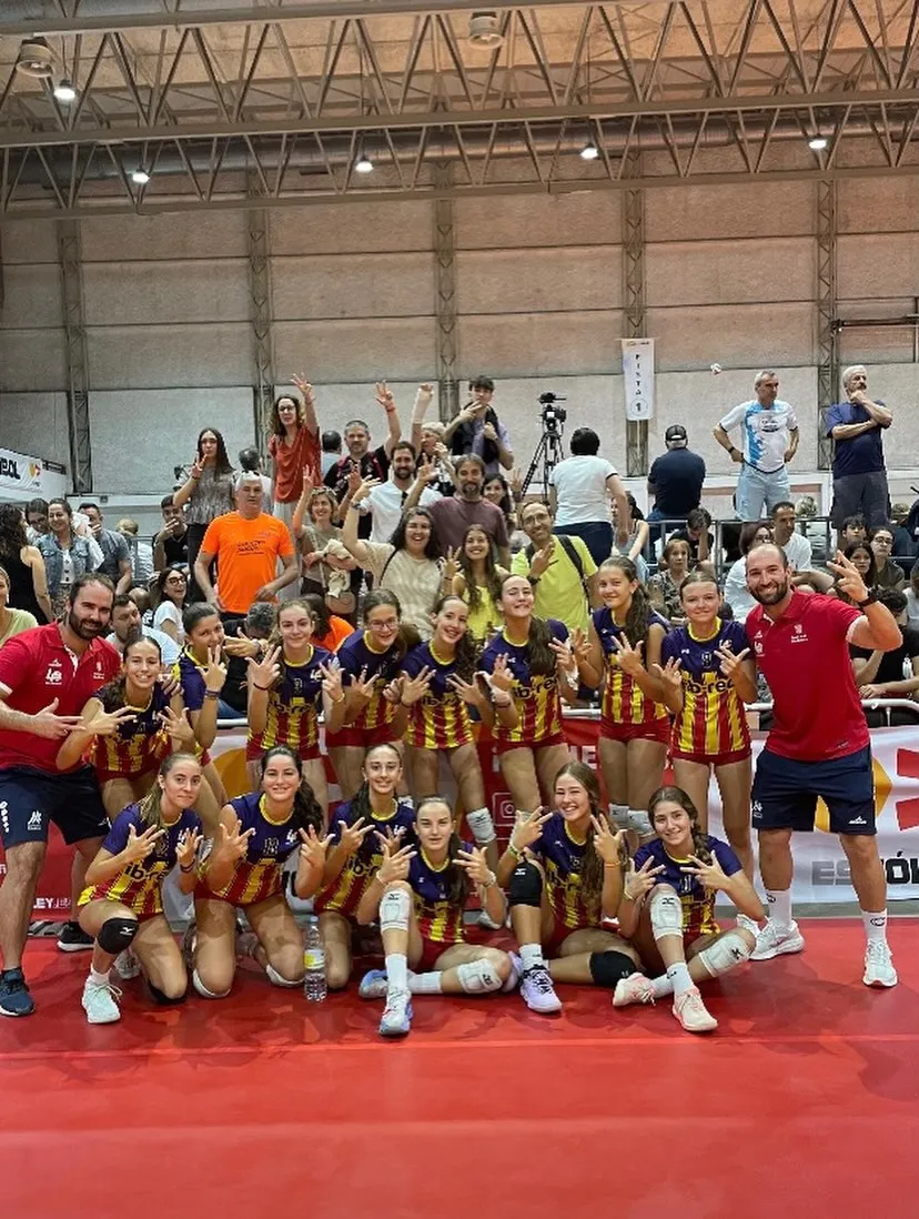 La selecció balear infantil femenina a Lugo, amb la medalla de bronze. Foto: CV Bunyola.
